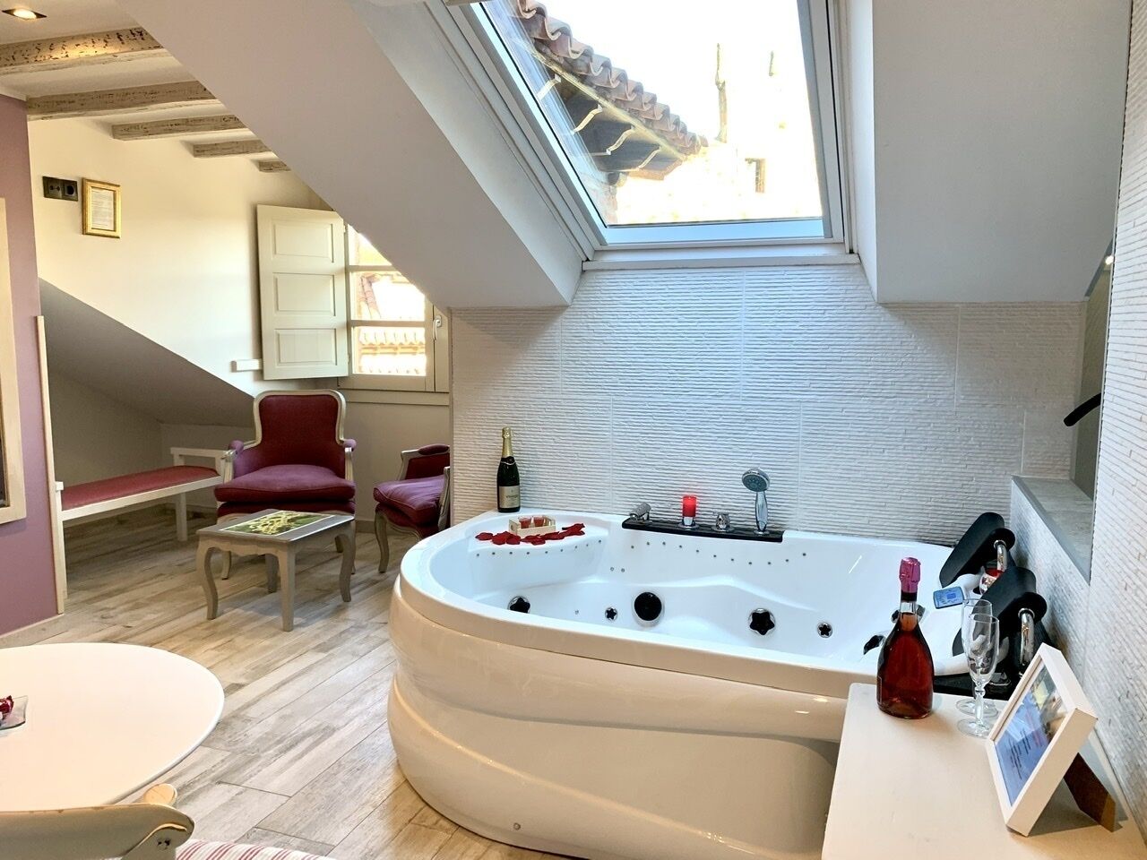 Photo - Akla Suites con Jacuzzi Santillana