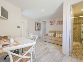 Suite familiar, bañera de hidromasaje | Salón