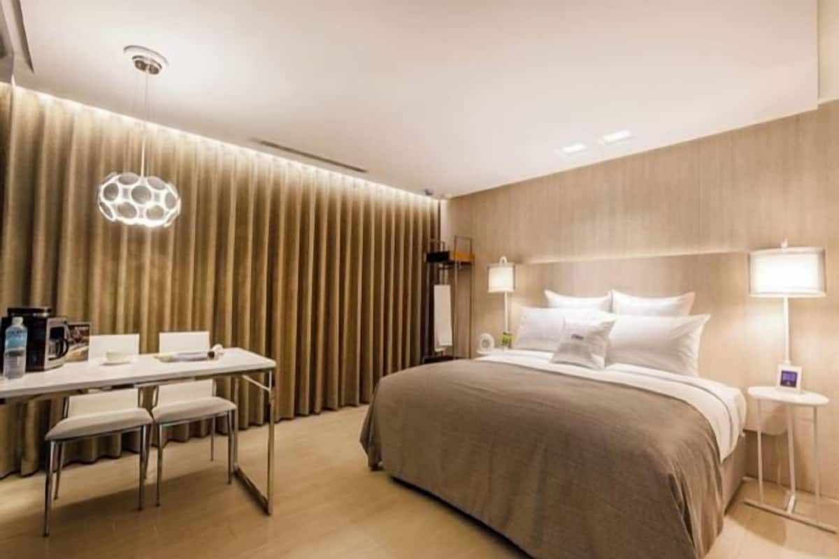 Luxe beddengoed, een minibar, een laptopwerkplek