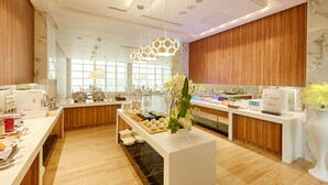A modern hotel lobby with a central reception desk, wooden paneling, and a marble floor. - Six Star Motel - Taoyuan (Taoyuan City)