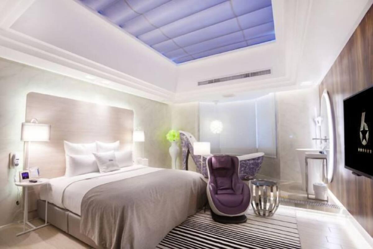 Luxe beddengoed, een minibar, een laptopwerkplek