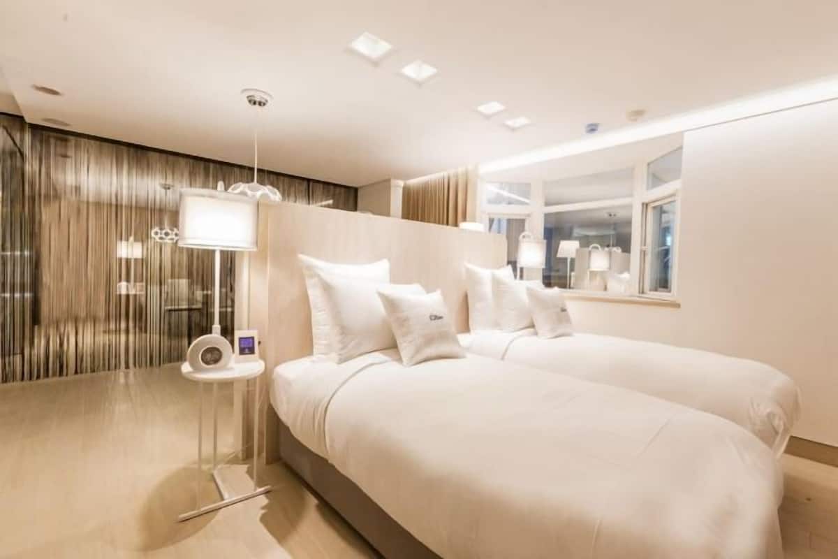 Luxe beddengoed, een minibar, een laptopwerkplek