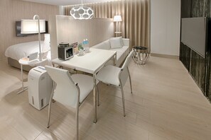 Business-Zweibettzimmer, 2 Einzelbetten (no garage) | Essbereich im Zimmer
