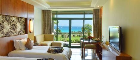 Habitación panorámica | Minibar, caja de seguridad en la habitación y escritorio