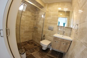 Regadera, amenidades de baño gratuitas, secadora de cabello, pantuflas