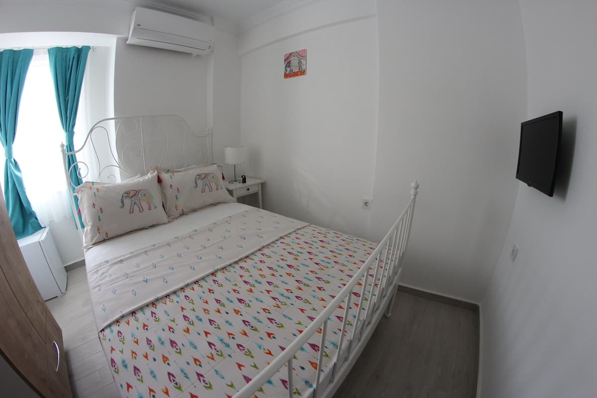 Kucuk Cift Kisilik Oda | Minibar, desk, iron/ironing board (on request), WiFi (free)
