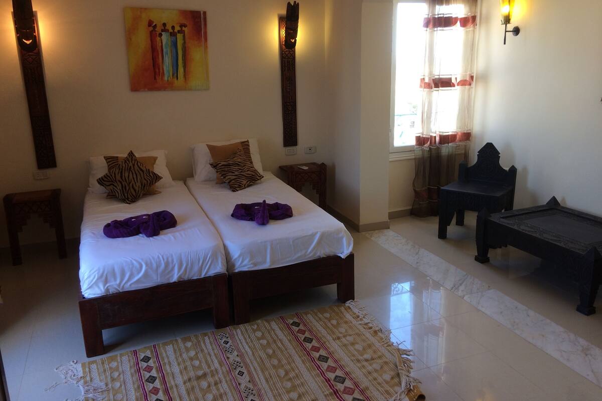 Premium bedding, in-room safe, soundproofing, free WiFi