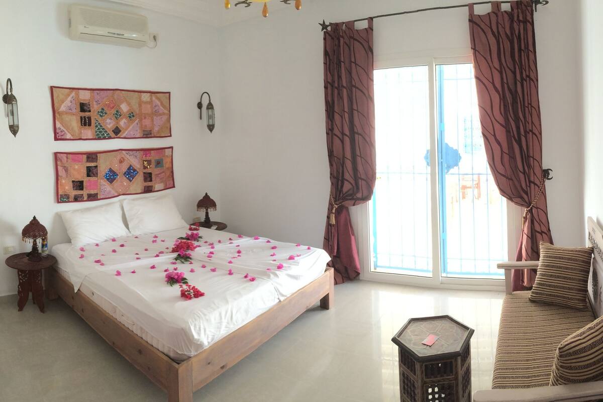 Premium bedding, in-room safe, soundproofing, free WiFi