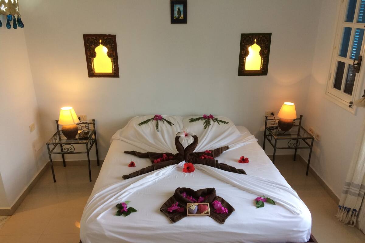 Premium bedding, in-room safe, soundproofing, free WiFi