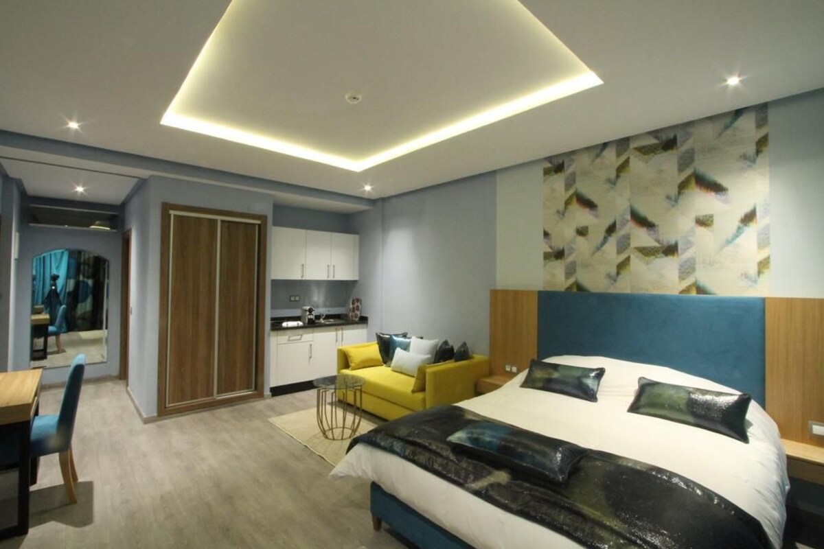 Ropa de cama de alta calidad, colchones con pillow-top y minibar 