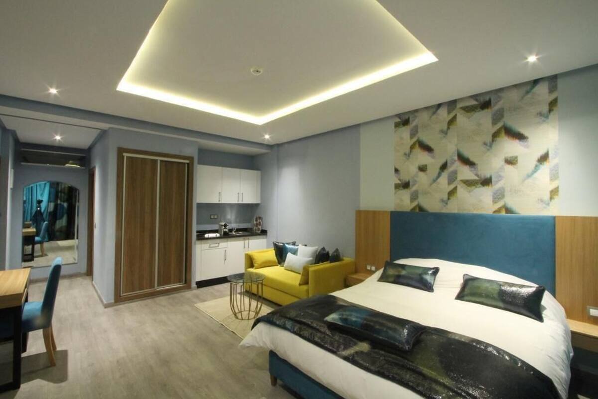 Bộ đồ giường cao cấp, nệm có lớp đệm bông, minibar 
