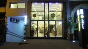 A building with a glass facade, featuring signage for 'Bistrot Cafe & Restaurant' and 'my Loft Urban Apartments'. - My Loft Anfa (Casablanca)