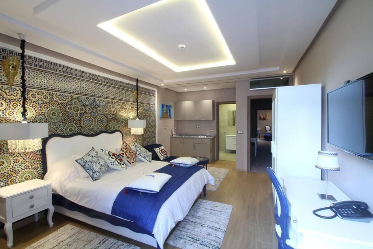 Bộ đồ giường cao cấp, nệm có lớp đệm bông, minibar 