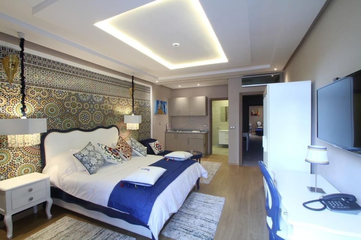 Bộ đồ giường cao cấp, nệm có lớp đệm bông, minibar 