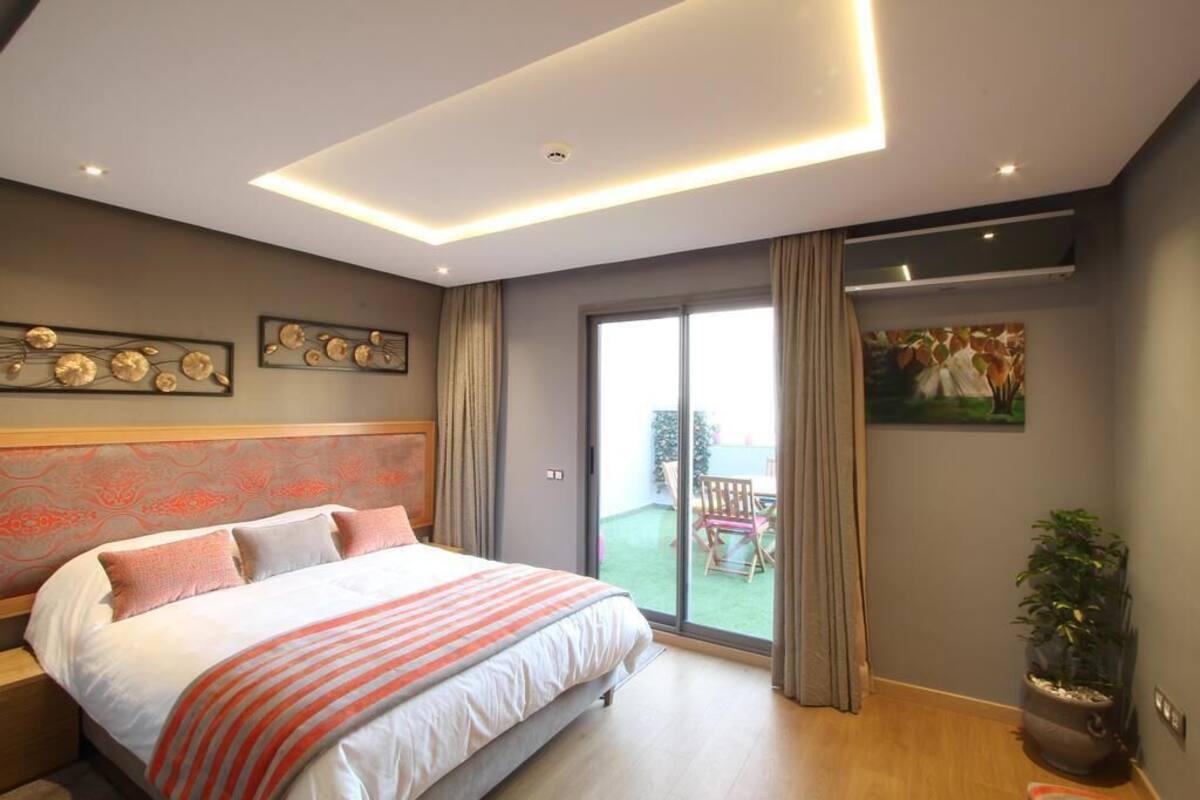 Bộ đồ giường cao cấp, nệm có lớp đệm bông, minibar 