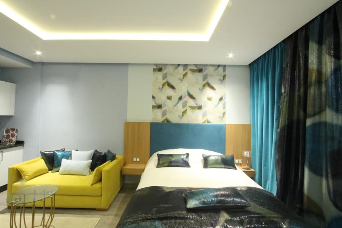 Bộ đồ giường cao cấp, nệm có lớp đệm bông, minibar 