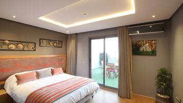 Perhestudio, terassi | Ylelliset vuodevaatteet, pillowtop-patjalliset sängyt, minibaari