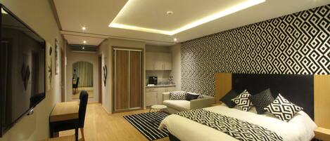 ห้องดีลักซ์ดับเบิล | เครื่องนอนระดับพรีเมียม, เตียงพร้อมฟูกเสริมที่นอน, มินิบาร์