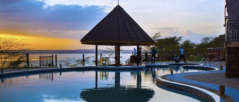 Utomhuspool, parasoller och solstolar