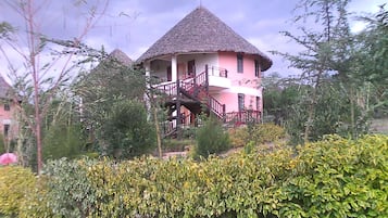 Exclusive Suite, 1 Bedroom, Partial Lake View, Executive Level | Frette Italian sheets, premium bedding, desk, soundproofing