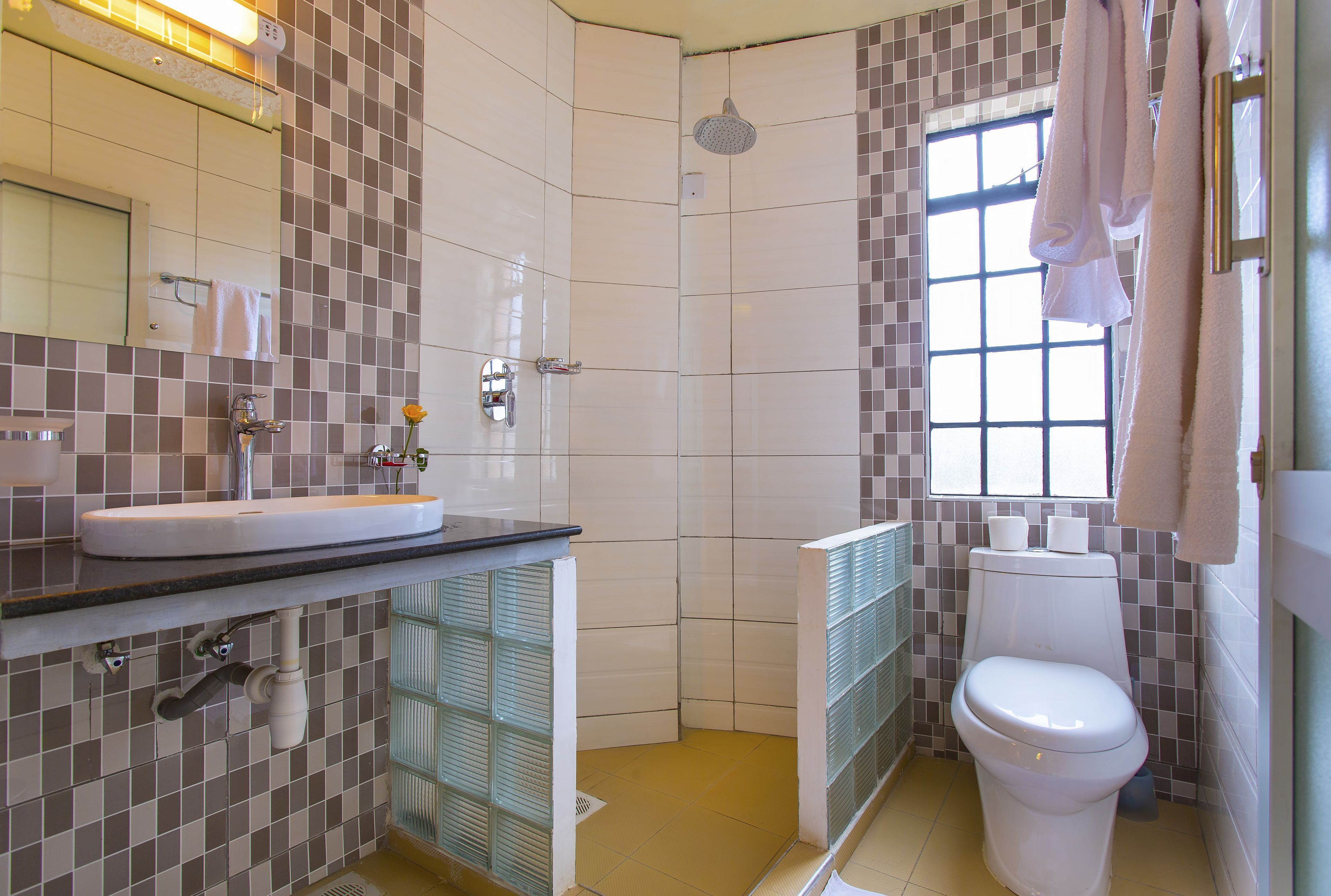 Salle de bain | Douche, articles de toilette gratuits, chaussons, serviettes fournies