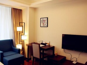 Chambre Prestige double | Aire de séjour | Téléviseur ACL