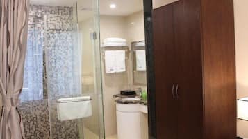 Regadera, amenidades de baño gratuitas, secadora de cabello, pantuflas