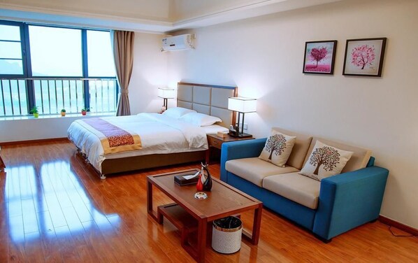 Chambre exécutive double | Aire de séjour | Téléviseur ACL