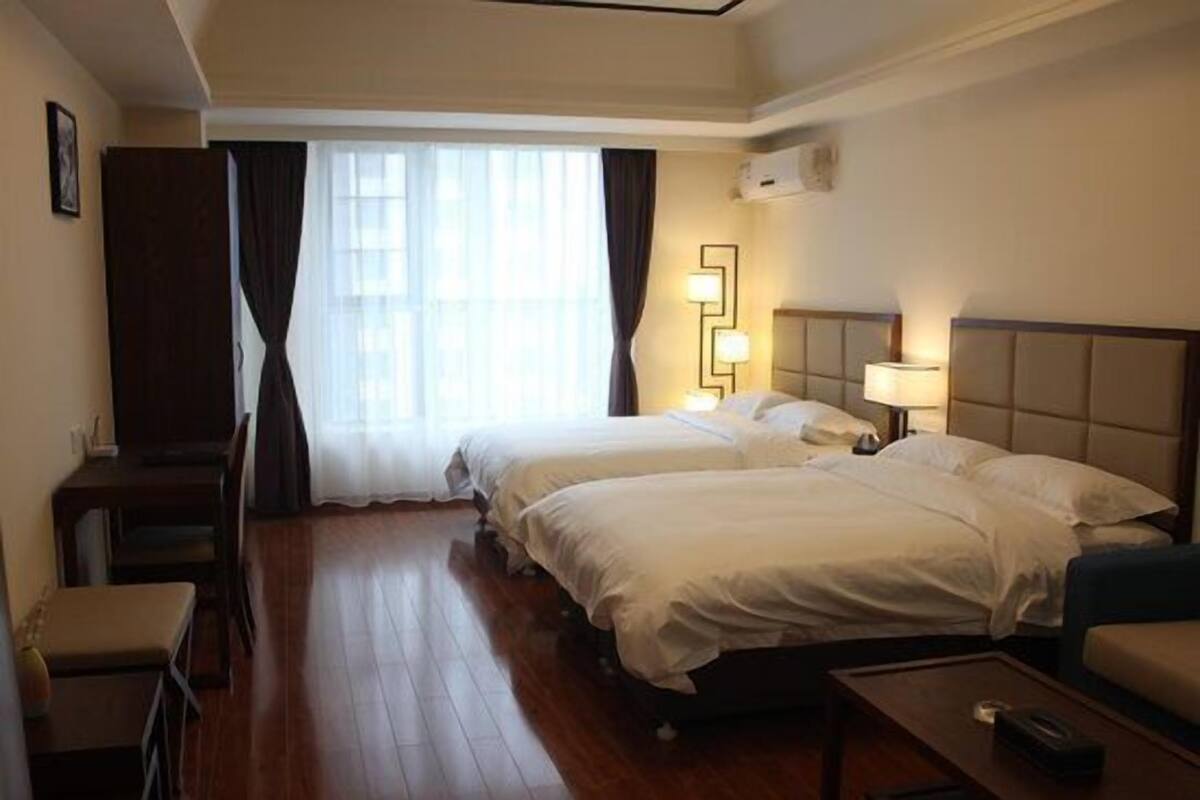 Premium Twin Room | Desk, laptop workspace, blackout drapes, WiFi (free)