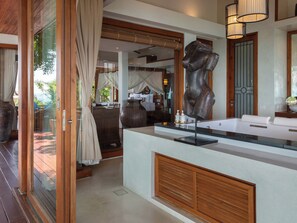 Vila | Kamar mandi | Bathtub dan shower terpisah, bathtub besar, dan pancuran hujan