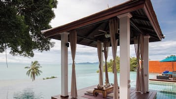 Outdoor pool, pool umbrellas, sun loungers