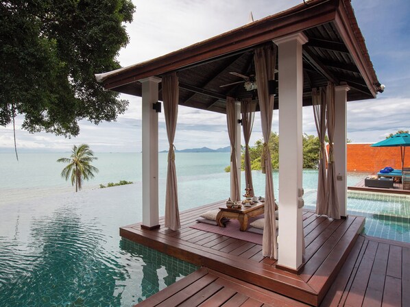 Kolam renang outdoor, dengan payung kolam renang dan kursi berjemur