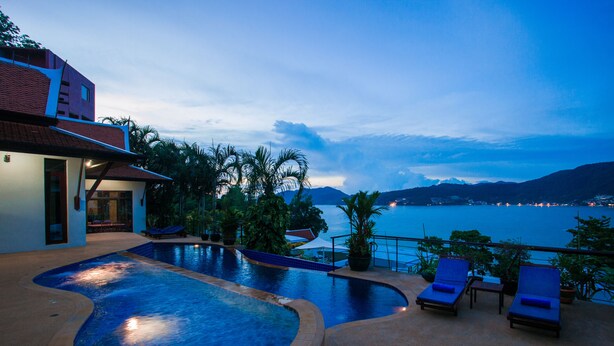 Villa 5 Bedrooms  | Hiên