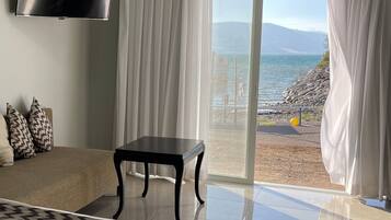 Studio | VÀrdeförvaringsskÄp pÄ rummet, skrivbord och strykjÀrn/strykbrÀda