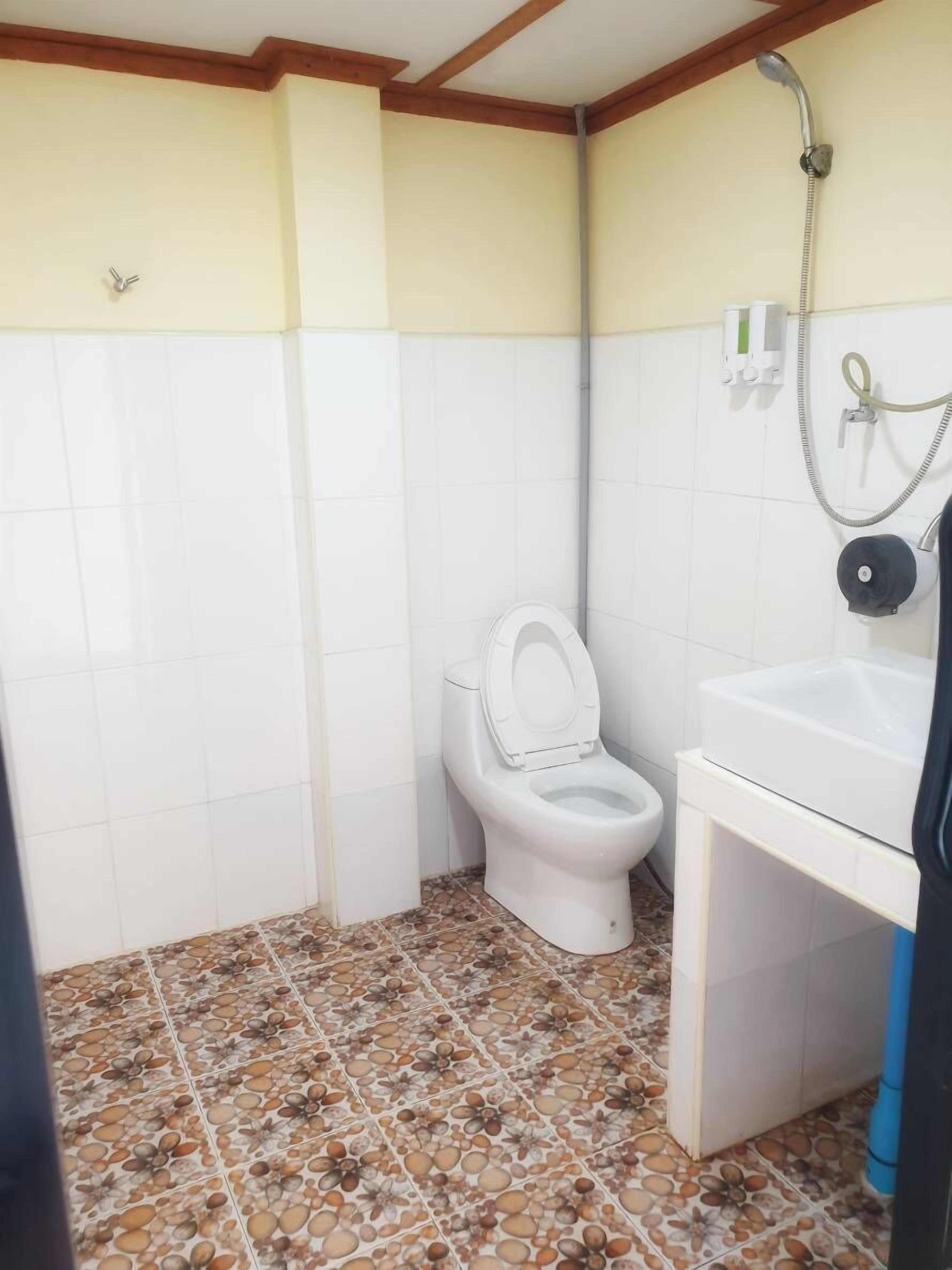 Un bany petit amb vàter, rentapel i plat de dutxa.