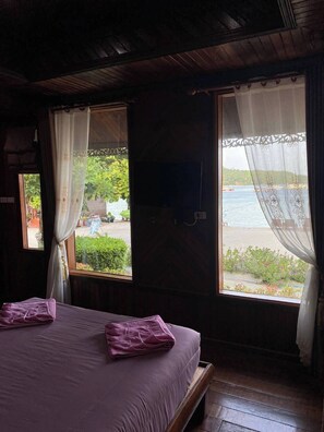 Beachfront Bungalow | Bed sheets - PP Sand Sea View Resort (Ko Phi Phi)