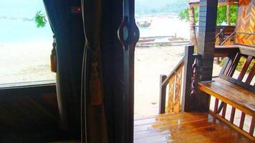 Beachfront Bungalow | Terraza o patio