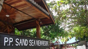 Una estructura de madera con un letrero que dice "PP. Sand Sea View Resort".