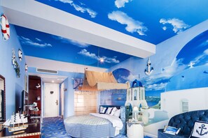 Escritorio, cortinas blackout y tabla de planchar con plancha 