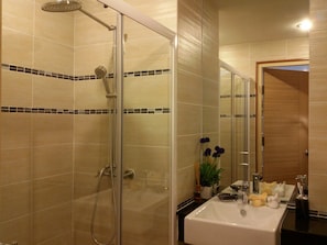 1-Bedroom Condo | Badezimmer | Dusche, kostenlose Toilettenartikel, Handtücher