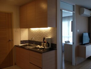 1-Bedroom Condo | ครัวขนาดเล็กส่วนตัว | ตู้เย็น, ไมโครเวฟ, กาต้มน้ำไฟฟ้า, เครื่องครัว/จาน/ช้อนส้อม