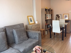 1-Bedroom Condo | Coin séjour | Télévision à écran plat de 32 pouces avec chaînes par câble, télévision
