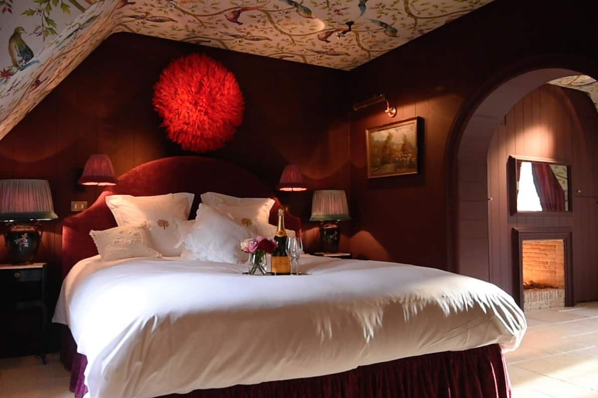 1 kamar tidur, minibar, brankas, dan setrika/meja setrika