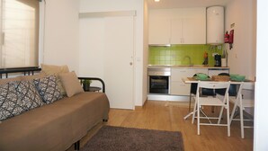 Apartemen Comfort, 1 kamar tidur, pemandangan halaman | Ruang keluarga | TV layar datar