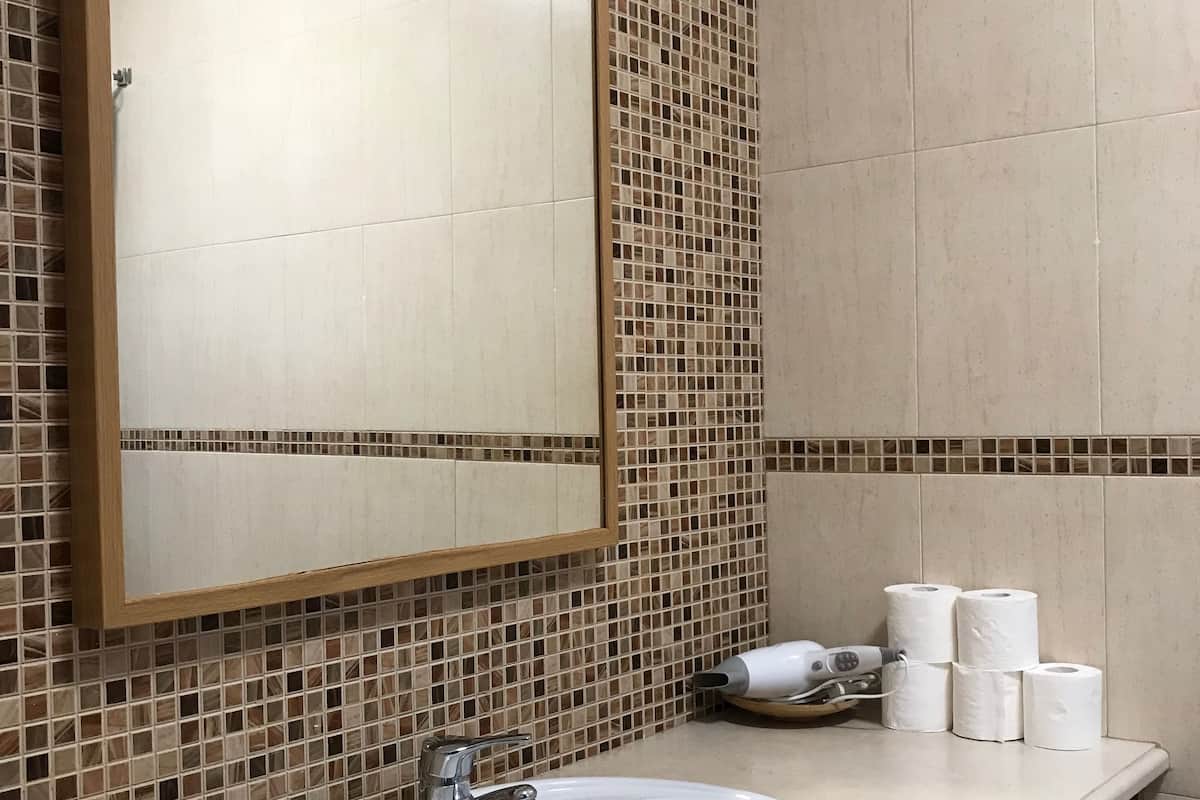 traditional house, 2 bedrooms, city view | bathroom | free toiletries, hair dryer, towels