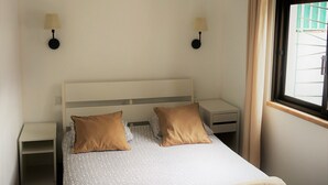 Apartemen Comfort, 1 kamar tidur, pemandangan halaman | Tirai kedap cahaya, kedap suara, setrika/meja setrika, dan Wi-Fi gratis