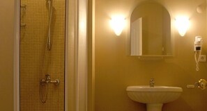 Dusche, kostenlose Toilettenartikel, Haartrockner, Hausschuhe