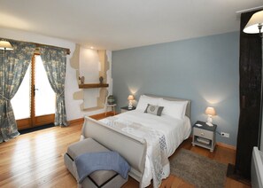 Premium bedding, desk, rollaway beds, free WiFi