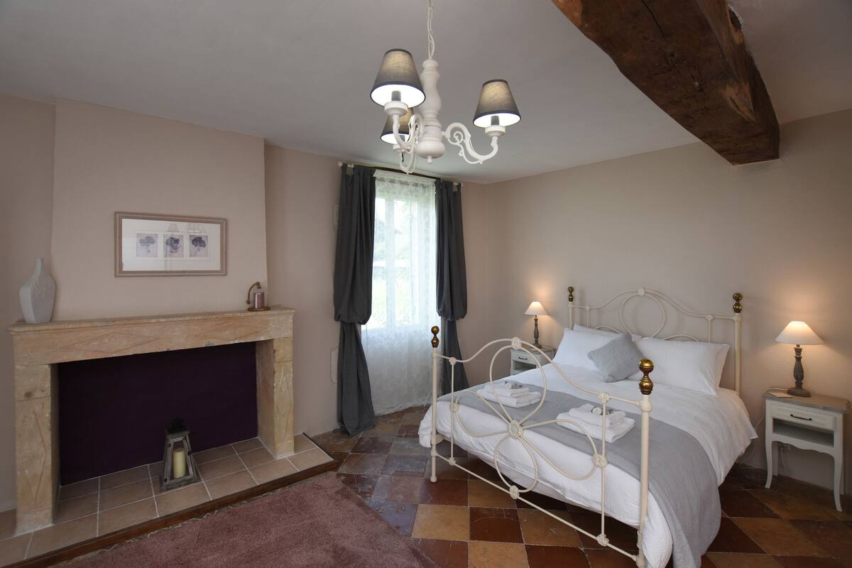 Premium bedding, desk, rollaway beds, free WiFi