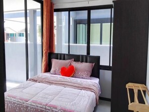 3 bedrooms, rollaway beds, free WiFi - Whale Pool Villa (Cha-am)